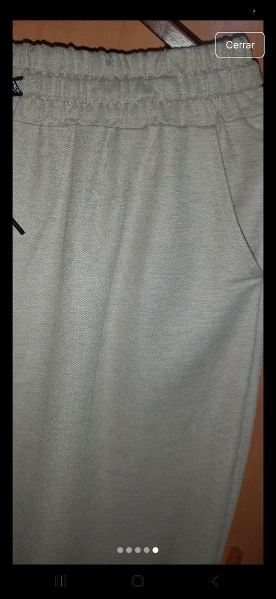 Pantalón suelto beige con bolsillos