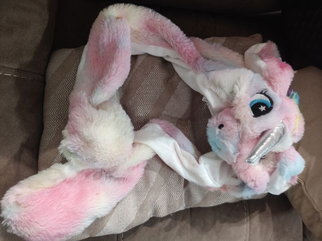 Gorro de unicornio arcoíris con orejas móviles