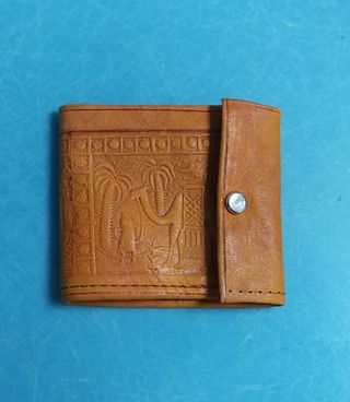 Monedero de piel con diseño de camello