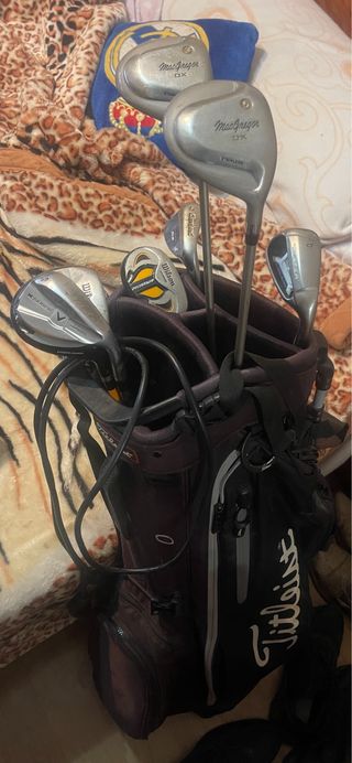 Bolsa con palos de golf Titleist y otras marcas