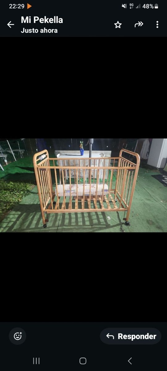 Cuna de madera con ruedas