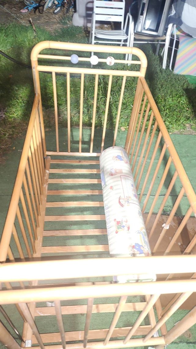 Cuna de madera con ruedas