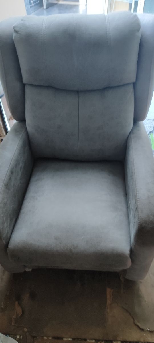 Sillón de tela gris