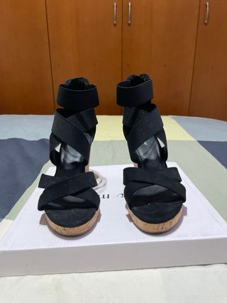 Sandalias cuña tiras negras