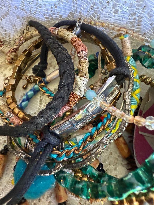 Grande lotto di braccialetti assortiti