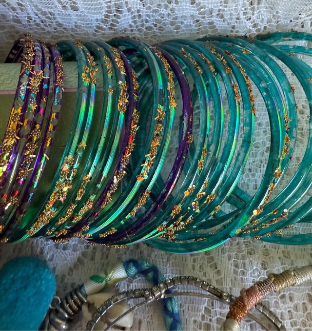 Grande lotto di braccialetti assortiti