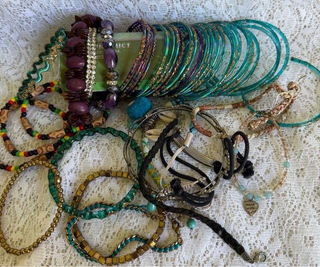 Grande lotto di braccialetti assortiti