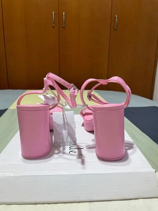 Sandalias Bershka tacón plataforma rosa T.37