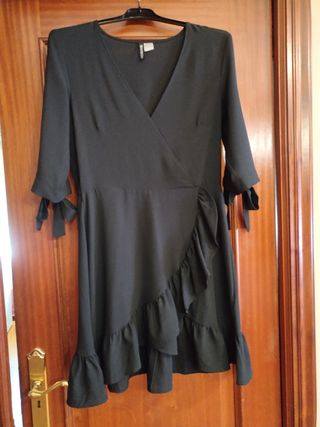 Vestido negro corto con volante y lazos