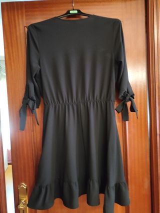 Vestido negro corto con volante y lazos