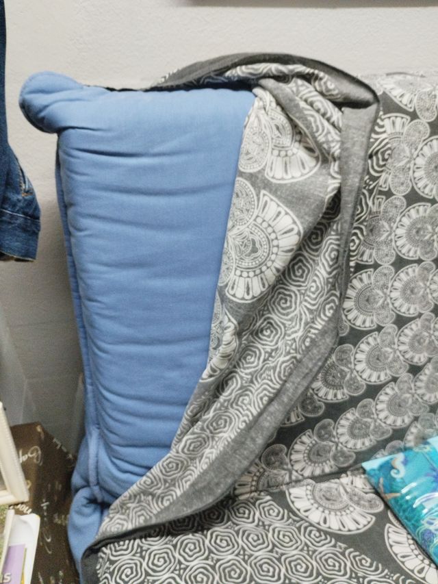 Grande divano letto in metallo e blu