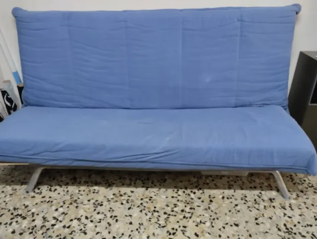 Grande divano letto in metallo e blu