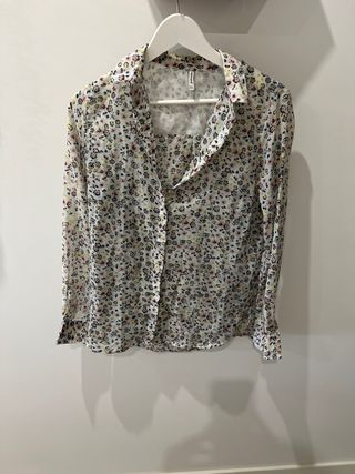 Camisa Stradivarius flores 