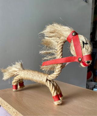 Caballo de cuerda vintage con detalles rojos