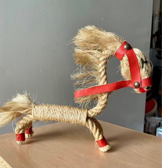 Caballo de cuerda vintage con detalles rojos