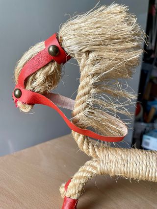 Caballo de cuerda vintage con detalles rojos