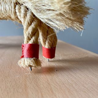 Caballo de cuerda vintage con detalles rojos