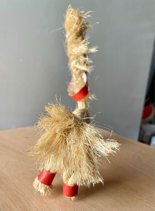 Caballo de cuerda vintage con detalles rojos