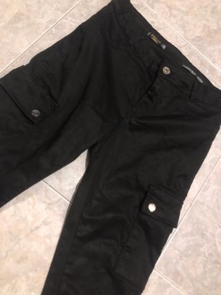 Pantalón negro cuero con bolsillos