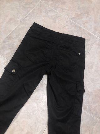 Pantalón negro cuero con bolsillos