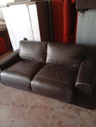 Sofá de cuero marrón