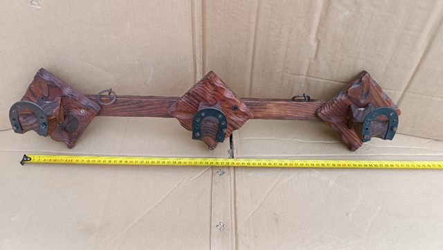 Perchero de madera con herraduras de metal