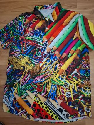 Camisa original con estampado de lápices y clips