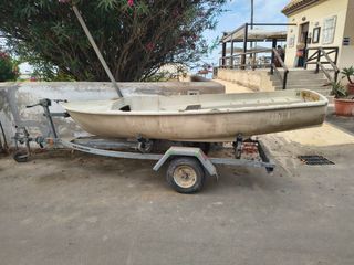 Barca de fibra con remolque.