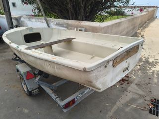 Barca de fibra con remolque.