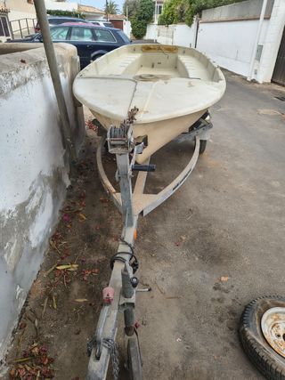 Barca de fibra con remolque.