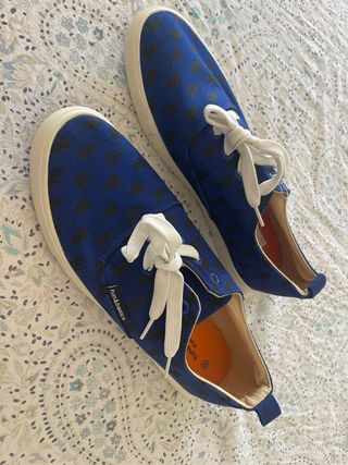 Zapatos azules con estampado negro talla 42