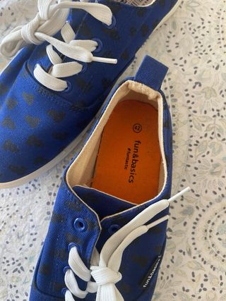 Zapatos azules con estampado negro talla 42