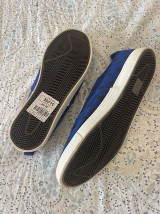 Zapatos azules con estampado negro talla 42