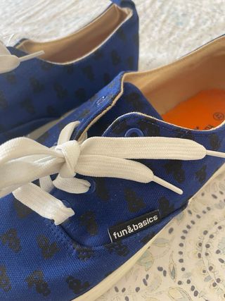 Zapatos azules con estampado negro talla 42