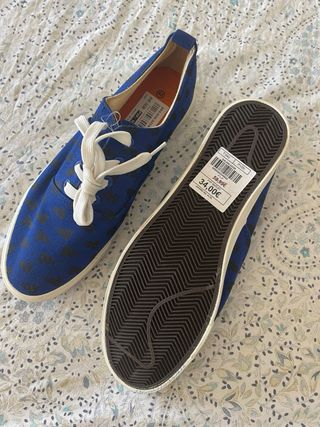Zapatos azules con estampado negro talla 42