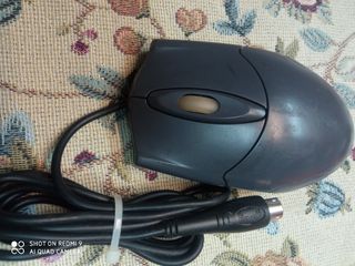 Ratón de ordenador gris con cable