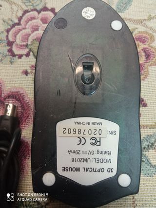 Ratón de ordenador gris con cable