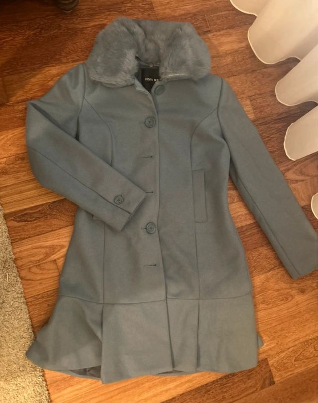 Cappotto azzurro con collo in pelliccia
