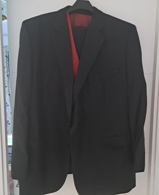 Traje negro talla 60 con chaleco rojo