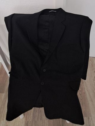 Traje negro talla 60 con chaleco rojo