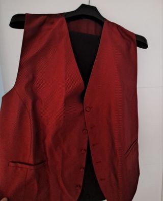 Traje negro talla 60 con chaleco rojo