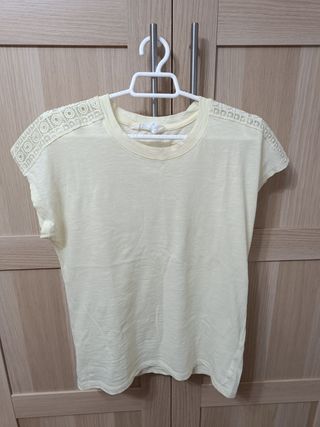 Camiseta amarilla con encaje