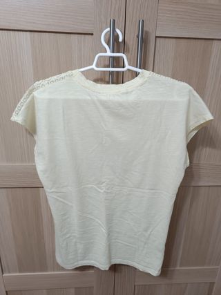 Camiseta amarilla con encaje
