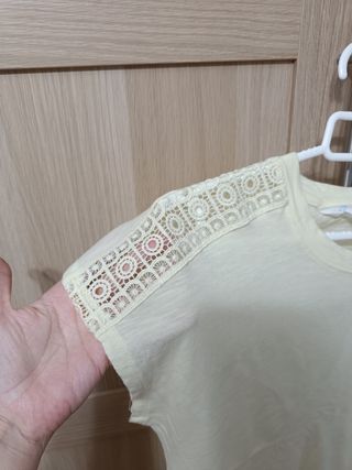 Camiseta amarilla con encaje