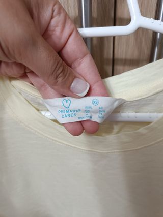 Camiseta amarilla con encaje