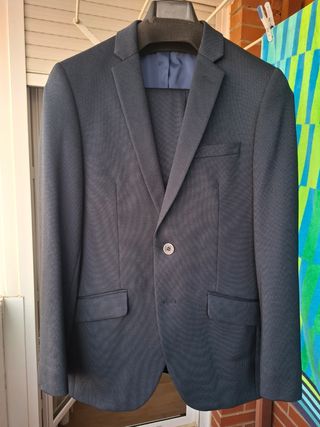 Traje de hombre azul grisáceo