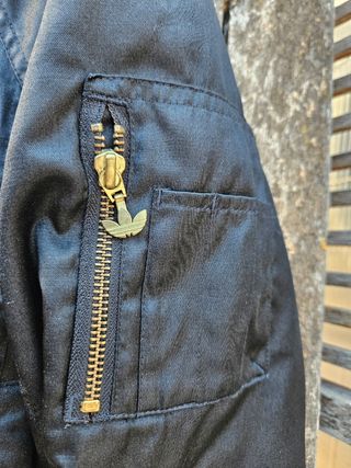 Chaqueta Bomber Adidas Japón Negra Dorada