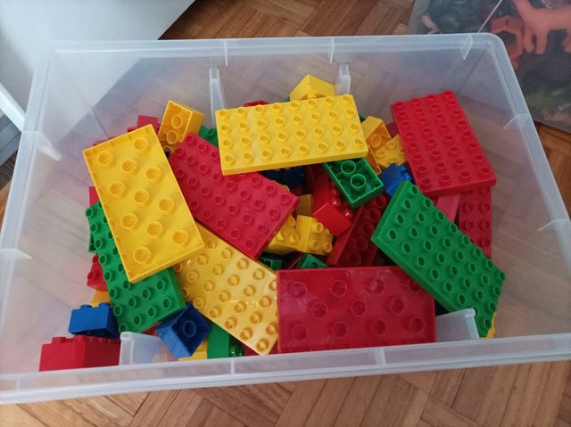 Caja de bloques de construcción con añadidos