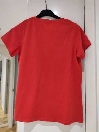 Camiseta roja con flores