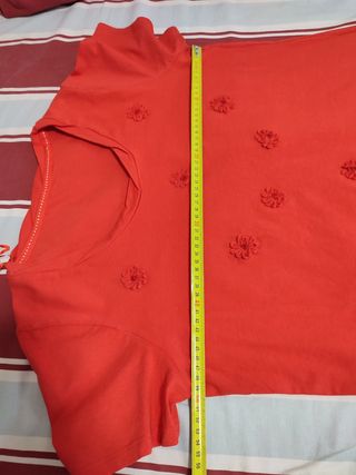 Camiseta roja con flores